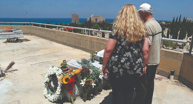 ההורים ליד קבר בנם