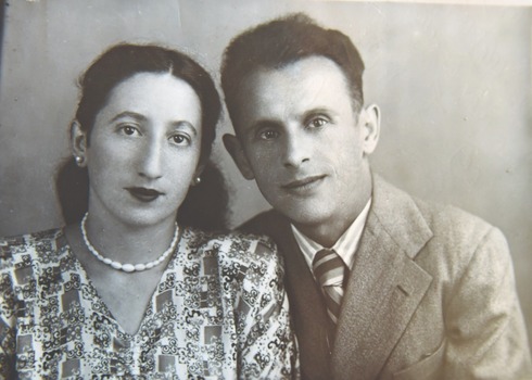 סימיון בצעירותו עם אשתו נחומה