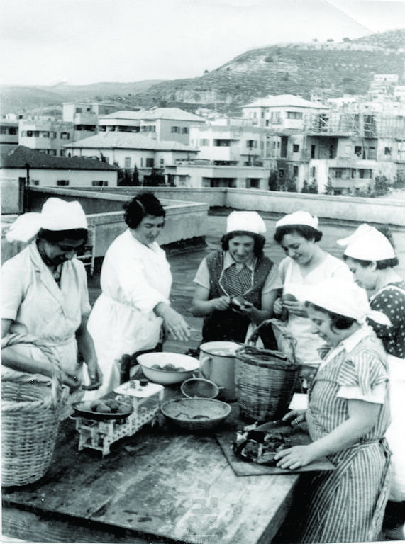 קבוצת נשים מכינות אוכל על גג בית החלוצות, רחוב יל"ג 4, חיפה