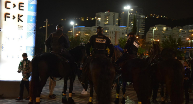 שוטרים רכובים בדרבי בחיפה