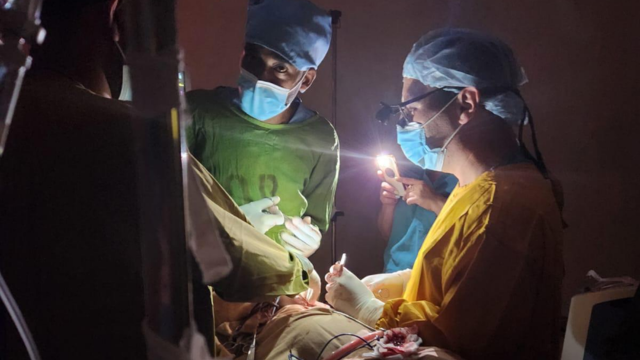 ניתוח בחושך בחדר הניתוח של בית החולים "סנט פיטר'ס" באתיופיה