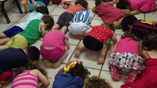 ילדים במהלך ירי חמאס בצור איתן