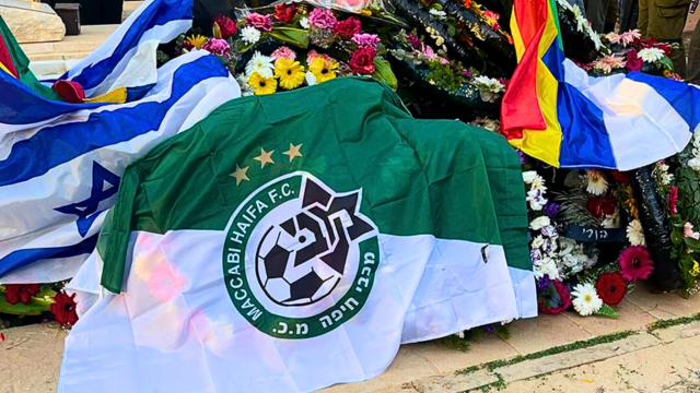 סמל מכבי חיפה על קברו של סרן סלמאן חבקה ז"ל