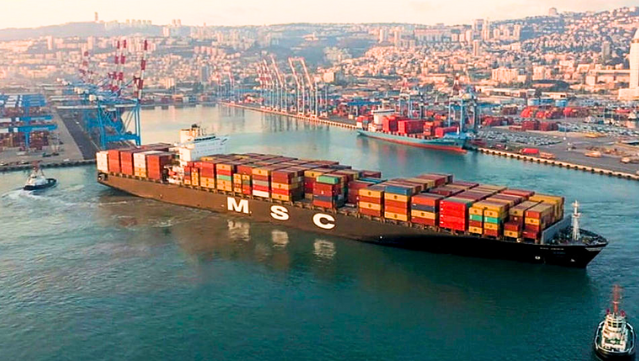 אוניית מטען נכנסת לנמל חיפה