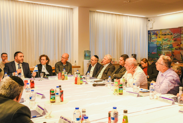 "לא קיבלנו תשובות". מפגש ראשי רשויות מפרץ חיפה עם שר הפנים