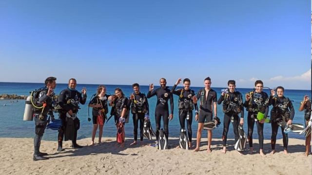פרטר בחוף בת גלים עם התלמידים בשיעור צלילה