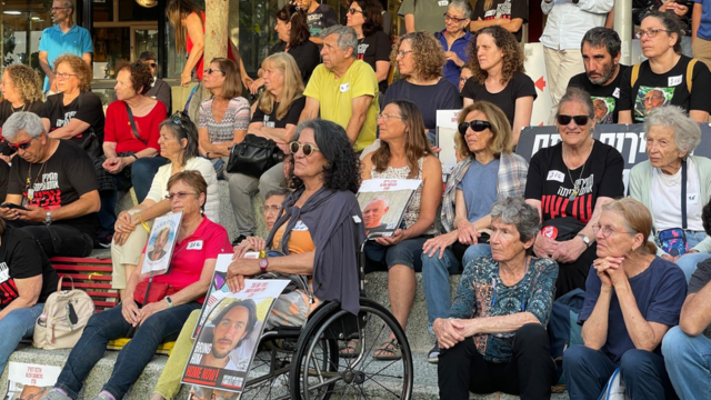 רבקה ויונה יהב בעצרת בכיכר החטופים חיפה